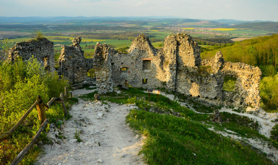 Korlátka – zamek i kapeć. Tak witają nas Małe Karpaty
