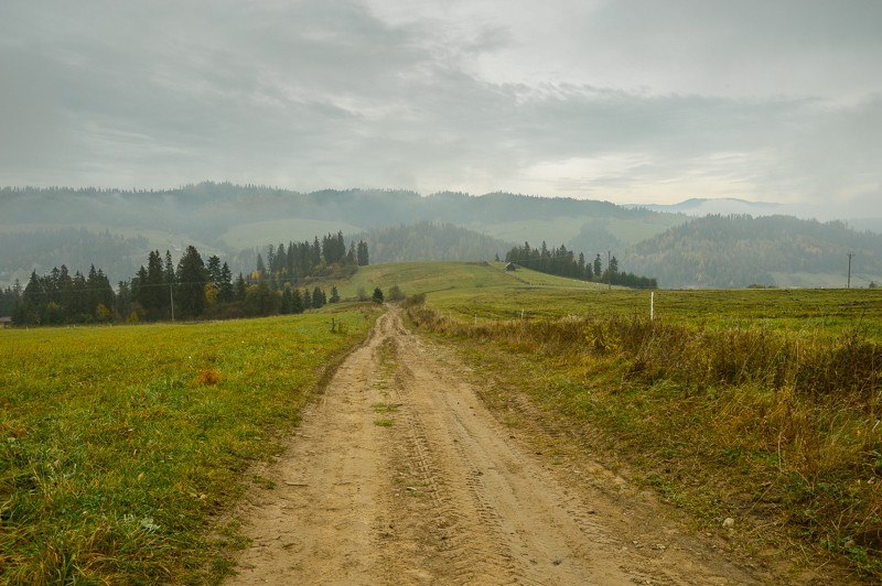 06 - Przełęcz nad Łapszanką z Łapsz. Jesienne mgły