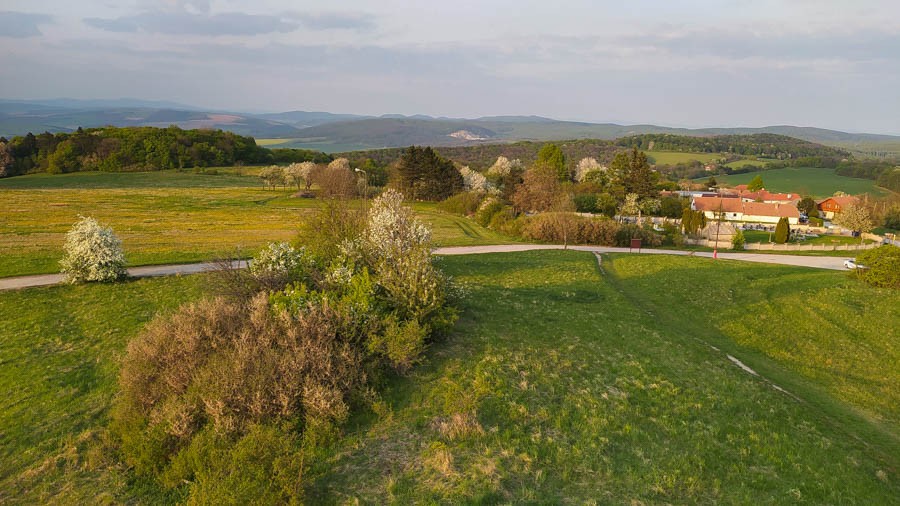 52 - Korlátka - zamek i kapeć. Tak witają nas Małe Karpaty