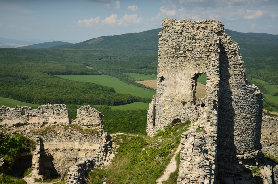 97 - Góry Trybecz (Tribeč): zamek Gýmeš i Veľký Tribeč