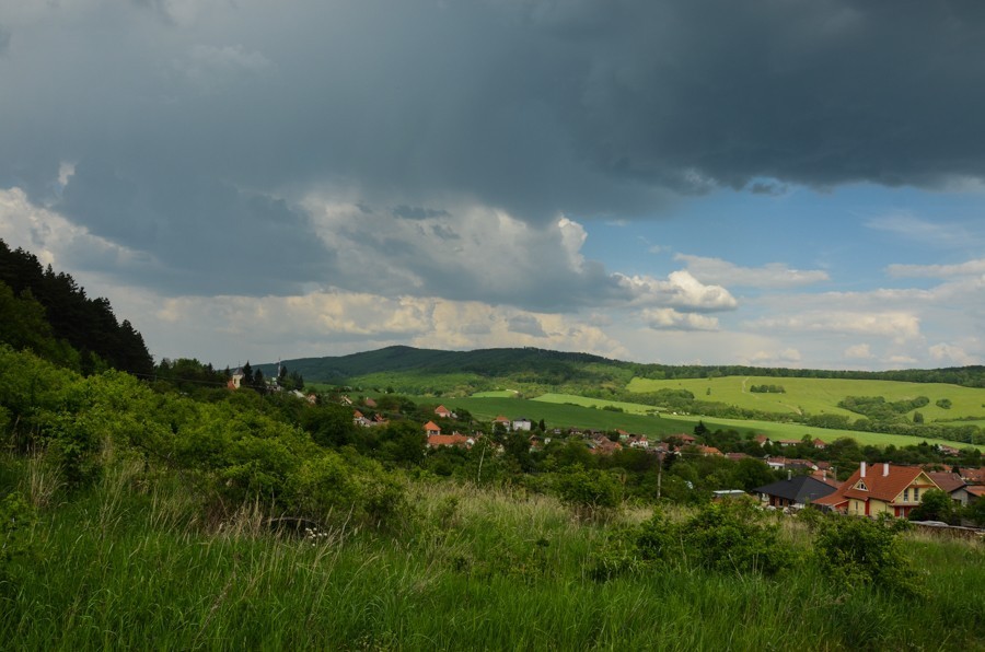 32 - Przez lasy i wiosenne łąki. Trybecz i zamek Hrušov